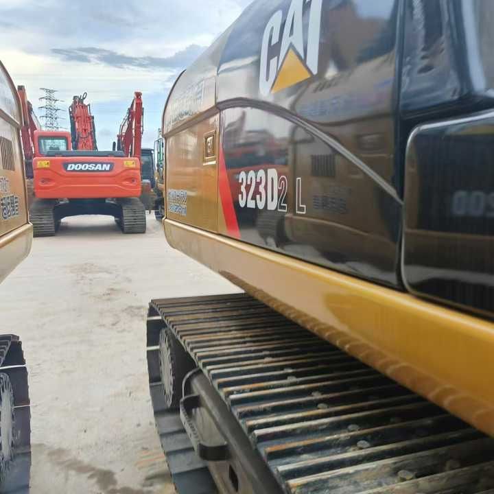 2017 Caterpillar 323D2 L crawler excavator side view 2017 Caterpillar 323D2 L crawler excavator side view