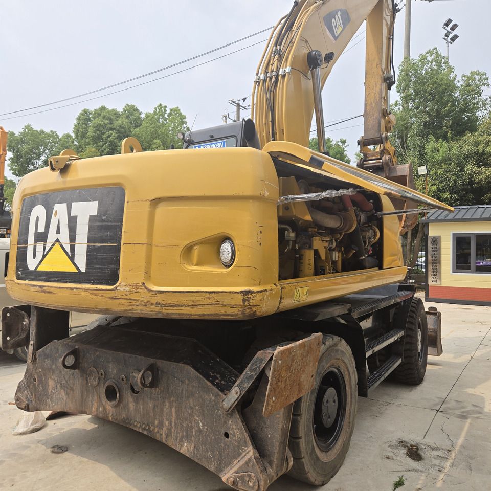 Escavadora de rodas Caterpillar M320D2 de 2017, vista traseira com motor aberto Escavadora de rodas Caterpillar M320D2 de 2017, vista traseira com motor aberto