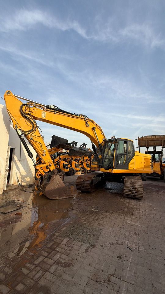 2019 JCB JS220XL excavator, front three-quarter view 2019 JCB JS220XL excavator, front three-quarter view