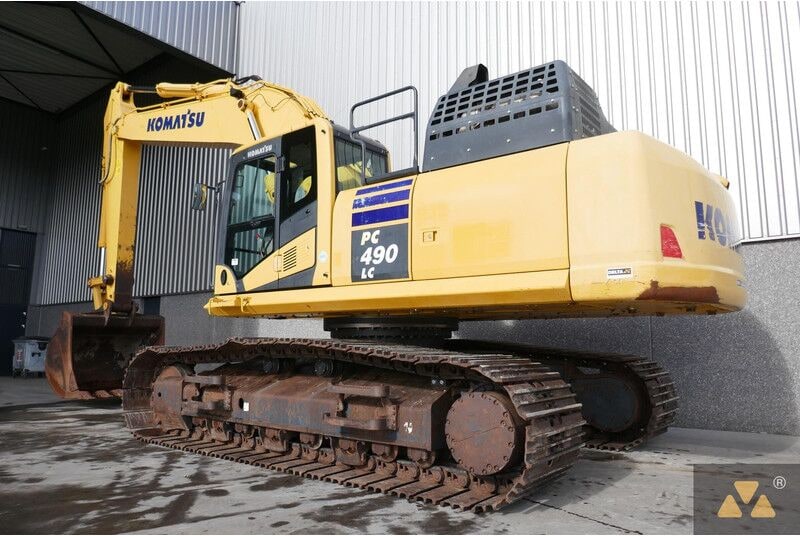 2017 Komatsu PC490LC-11 crawler excavator, side view 2017 Komatsu PC490LC-11 crawler excavator, side view