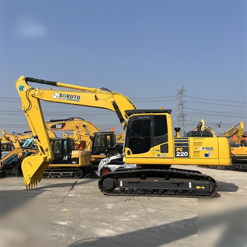 Escavatore cingolato Komatsu PC220-8 del 2022, vista laterale