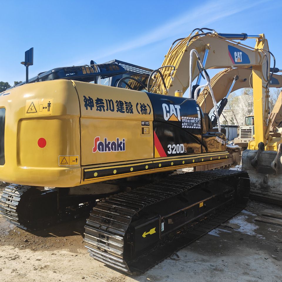 Pelle sur chenilles Caterpillar 320DL 2021, vue arrière trois-quarts Pelle sur chenilles Caterpillar 320DL 2021, vue arrière trois-quarts