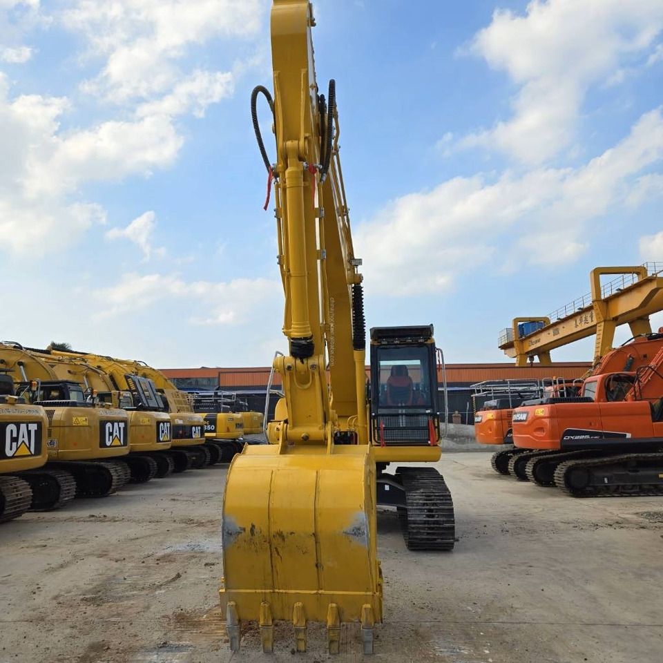 Escavatore cingolato Komatsu PC200-8 del 2022, vista frontale Escavatore cingolato Komatsu PC200-8 del 2022, vista frontale