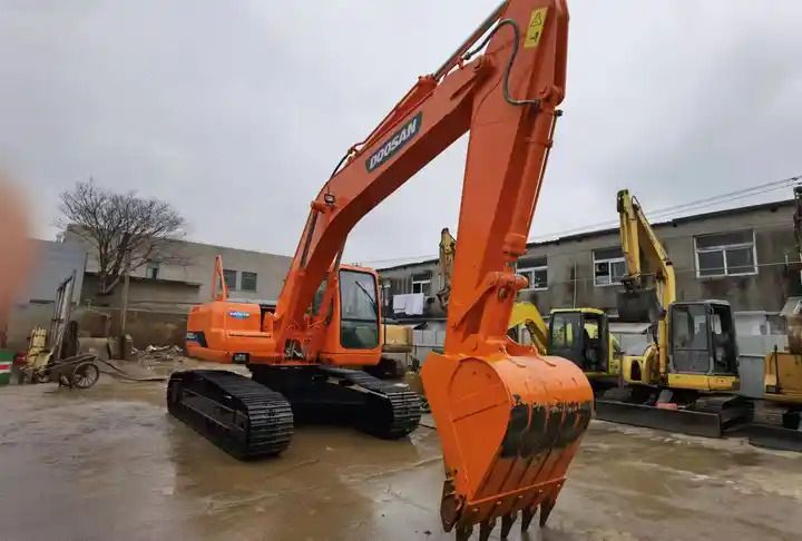 2019 Doosan DH220-7 crawler excavator, front three-quarter view