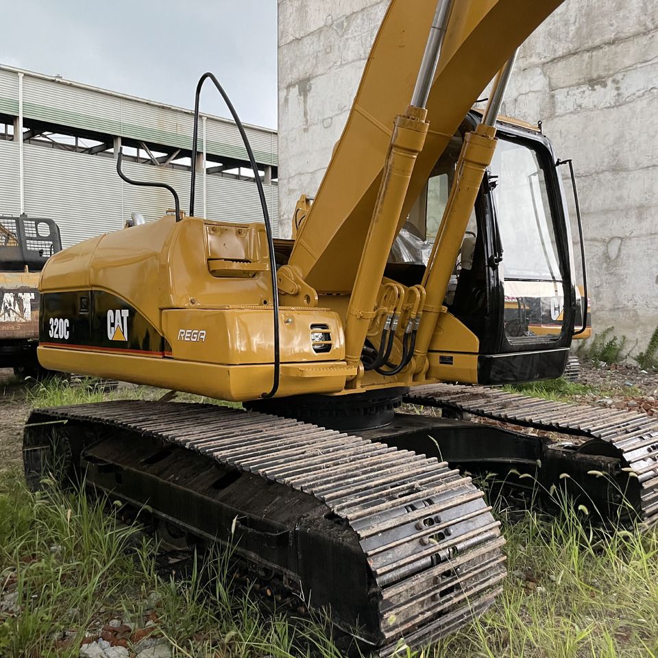 Caterpillar 320CL paletli ekskavatör, yandan görünüm Caterpillar 320CL paletli ekskavatör, yandan görünüm
