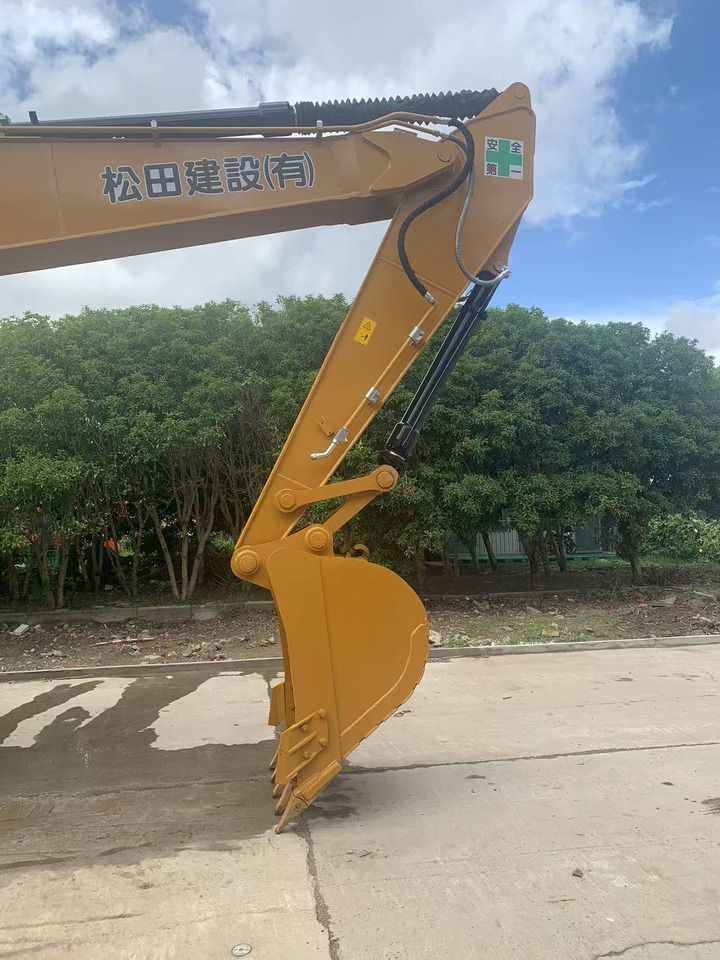 Dettaglio braccio e benna di escavatore cingolato Caterpillar 320D del 2020 Dettaglio braccio e benna di escavatore cingolato Caterpillar 320D del 2020