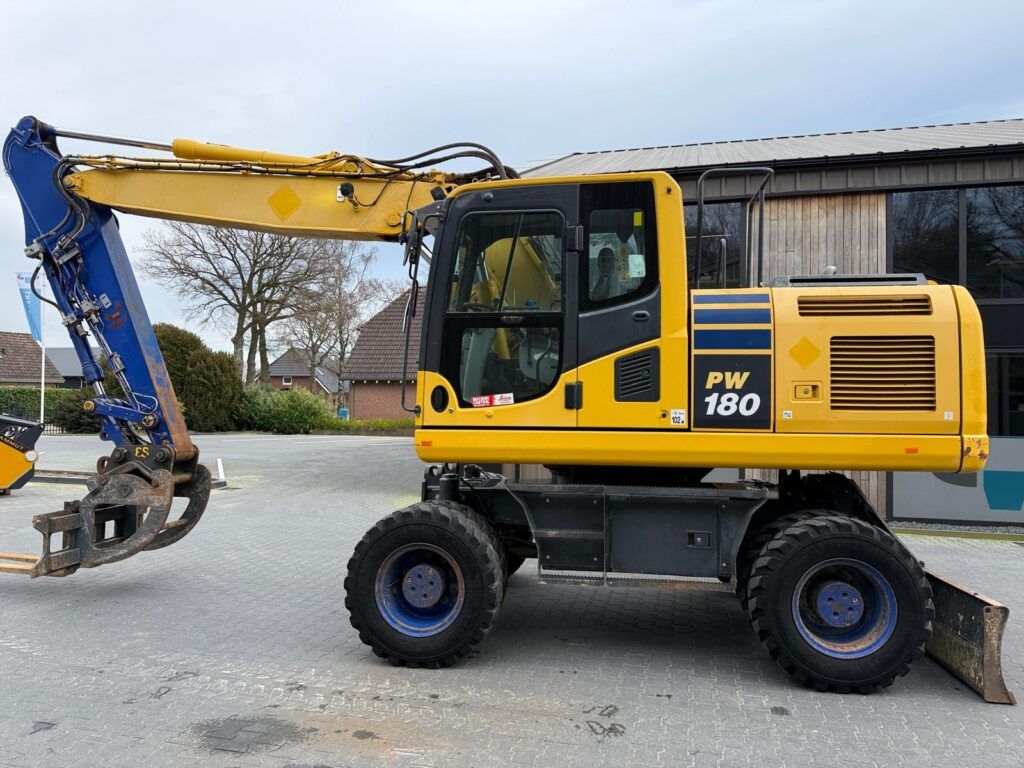 2018 Komatsu PW180-10 wheel excavator, side view 2018 Komatsu PW180-10 wheel excavator, side view
