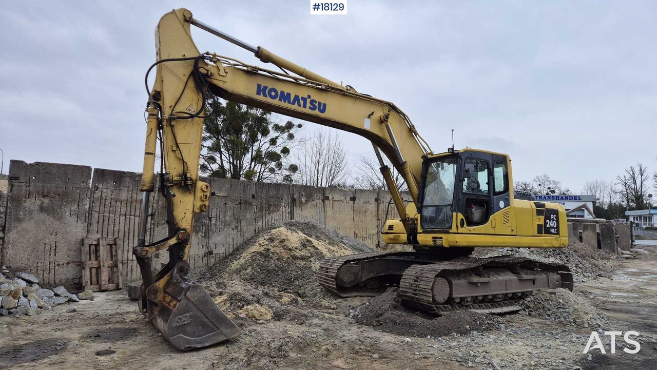 2006 Komatsu PC240LC-8 crawler excavator, side profile view 2006 Komatsu PC240LC-8 crawler excavator, side profile view