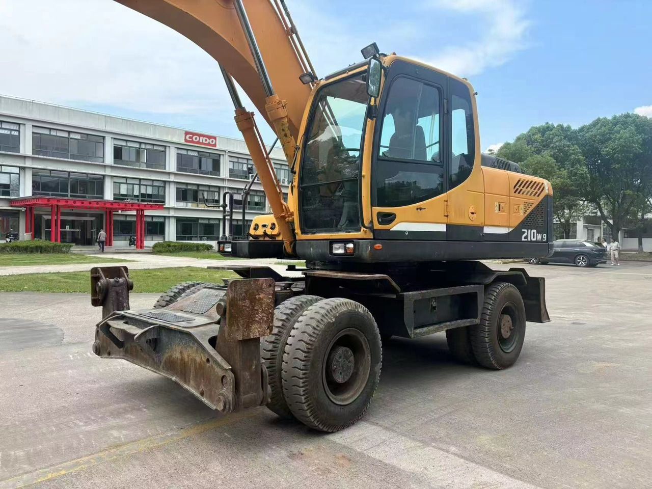 2019 Hyundai R210W-9 wheel excavator, front three-quarter view 2019 Hyundai R210W-9 wheel excavator, front three-quarter view