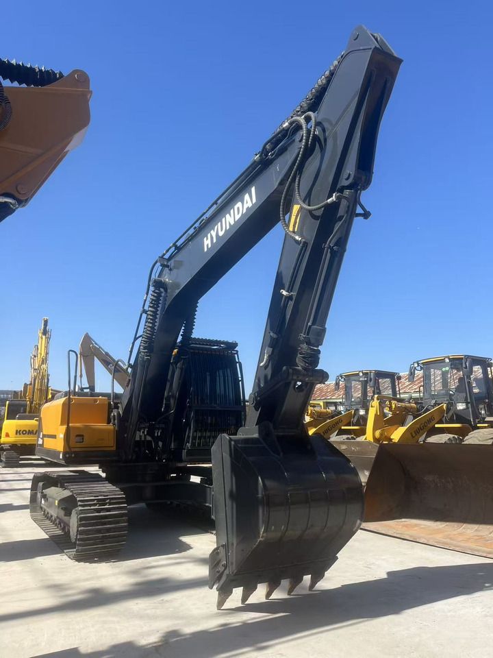 2023 Hyundai R220LS-9S crawler excavator, front three-quarter view 2023 Hyundai R220LS-9S crawler excavator, front three-quarter view