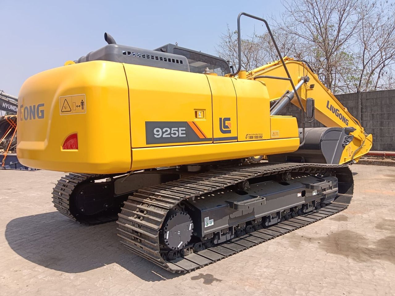 2025 LiuGong 925E crawler excavator rear three-quarter view 2025 LiuGong 925E crawler excavator rear three-quarter view