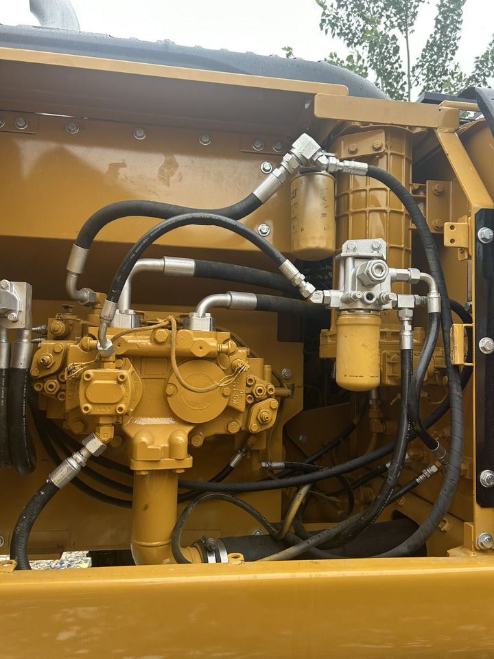 Dettaglio vano motore escavatore cingolato Caterpillar 320D del 2023