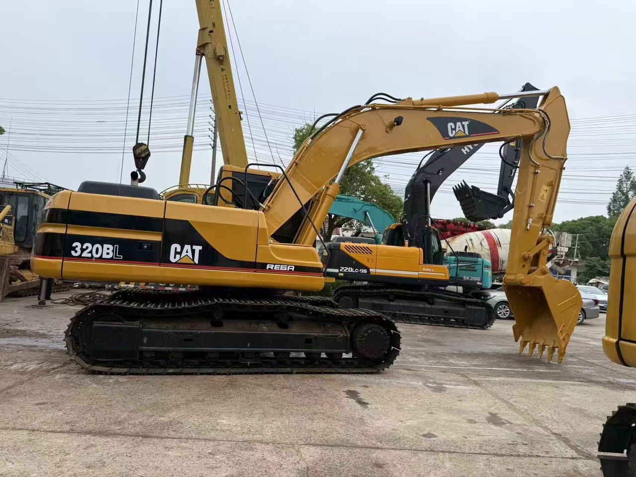 2010 Caterpillar 320BL crawler excavator, side profile view
