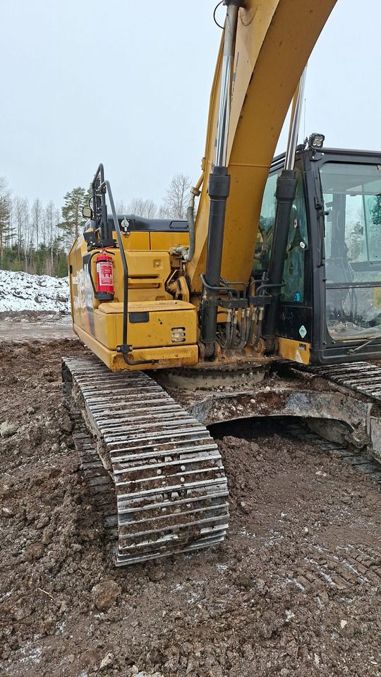 2017 Caterpillar 323F crawler excavator, rear three-quarter view 2017 Caterpillar 323F crawler excavator, rear three-quarter view