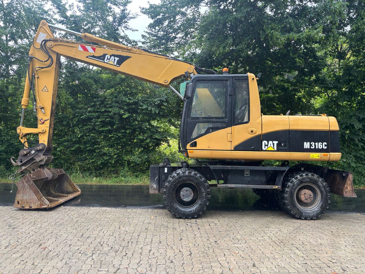2005 Caterpillar M316C wheel excavator side view 2005 Caterpillar M316C wheel excavator side view