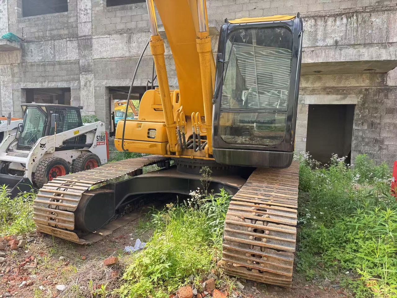 Гусеничный экскаватор Caterpillar 320CL, 2018 год, вид спереди-сбоку Гусеничный экскаватор Caterpillar 320CL, 2018 год, вид спереди-сбоку