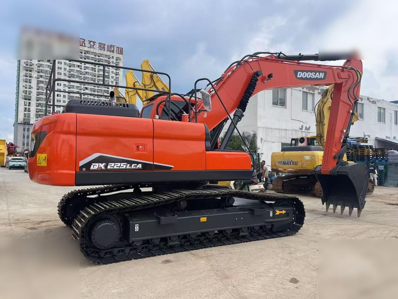 2019 Doosan DX225LCA crawler excavator, side view 2019 Doosan DX225LCA crawler excavator, side view