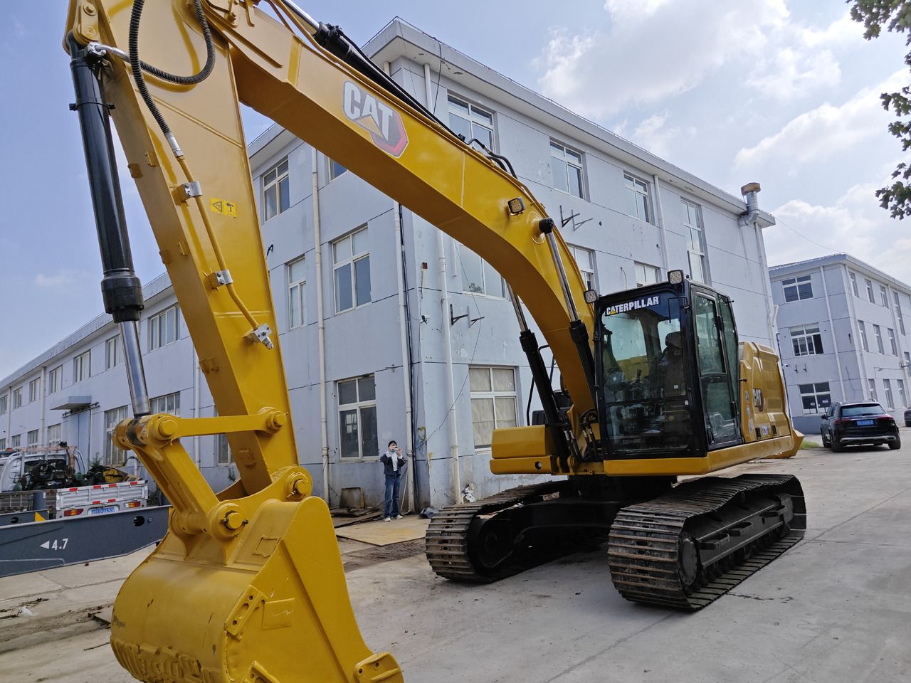 Caterpillar 320E crawler excavator, front three-quarter view Caterpillar 320E crawler excavator, front three-quarter view