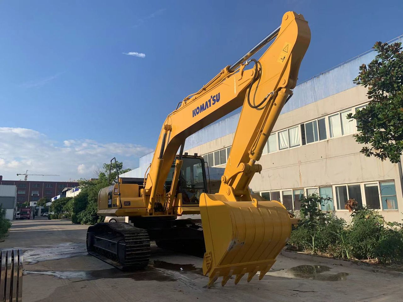 2020 Komatsu PC300 crawler excavator, side view 2020 Komatsu PC300 crawler excavator, side view