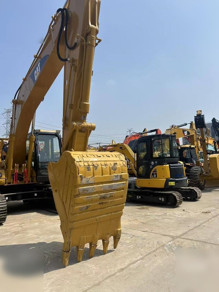 Escavatore cingolato Caterpillar 320CL del 2024, vista frontale della benna