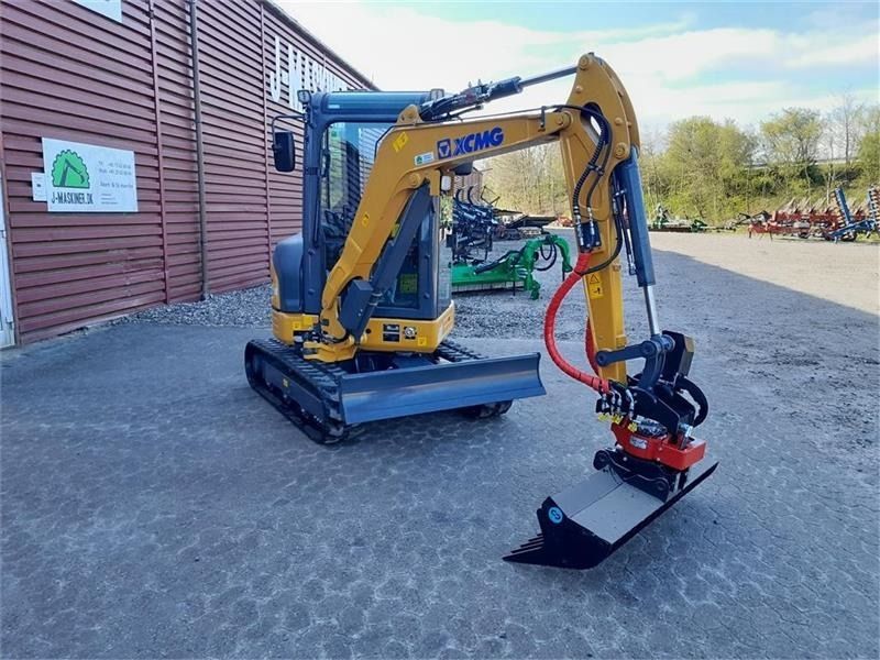 XCMG XE27E mini excavator, front three-quarter view