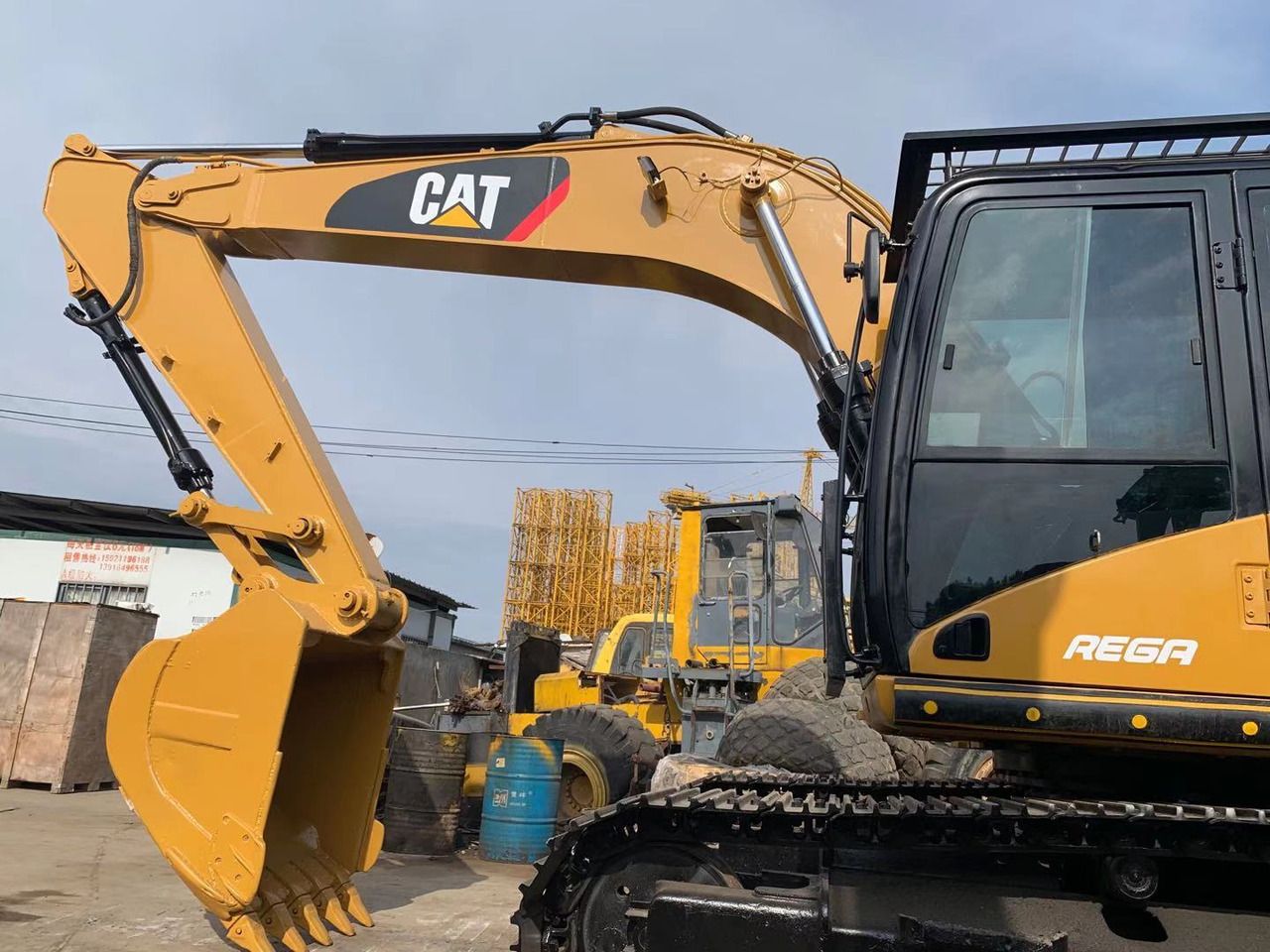 2010 Caterpillar 320D rupsgraafmachine zijaanzicht