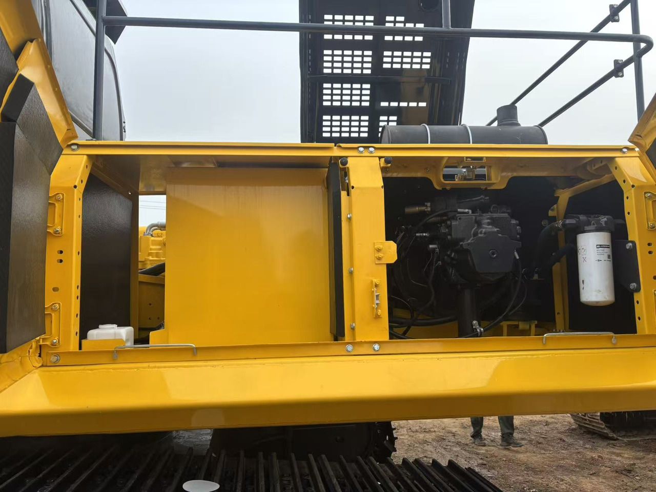 2022 Komatsu PC300-7 crawler excavator engine compartment view 2022 Komatsu PC300-7 crawler excavator engine compartment view
