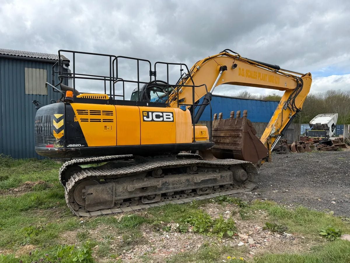2016 JCB JS220LC crawler excavator side view