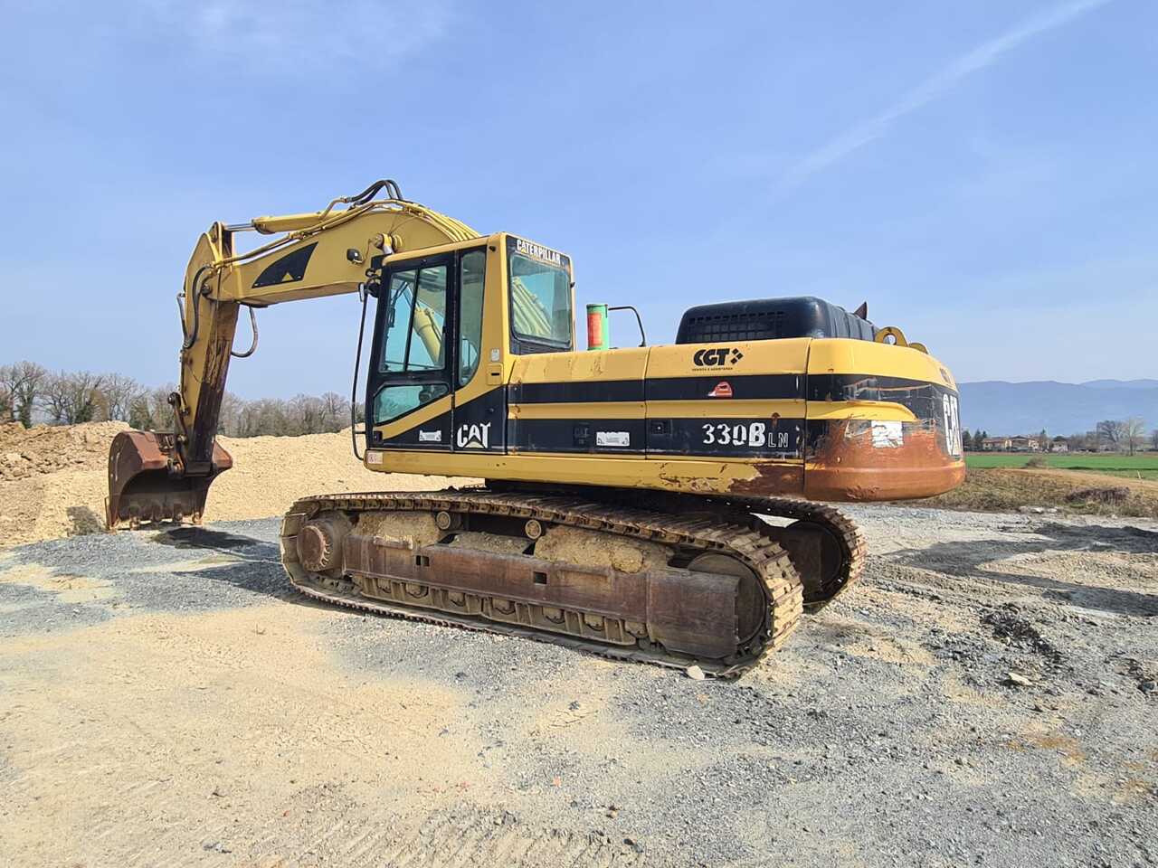 2001 Caterpillar 330BLN crawler excavator, rear three-quarter view 2001 Caterpillar 330BLN crawler excavator, rear three-quarter view