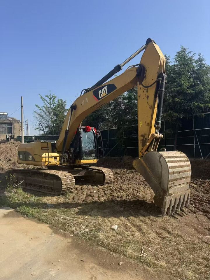 2012 Caterpillar 323DL crawler excavator, side view