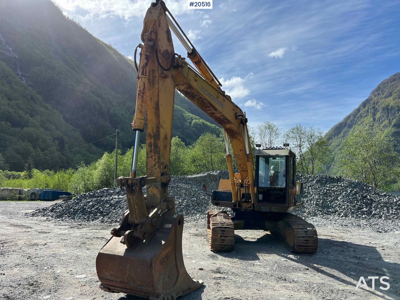1998 Komatsu PC200-3 crawler excavator, front three-quarter view 1998 Komatsu PC200-3 crawler excavator, front three-quarter view
