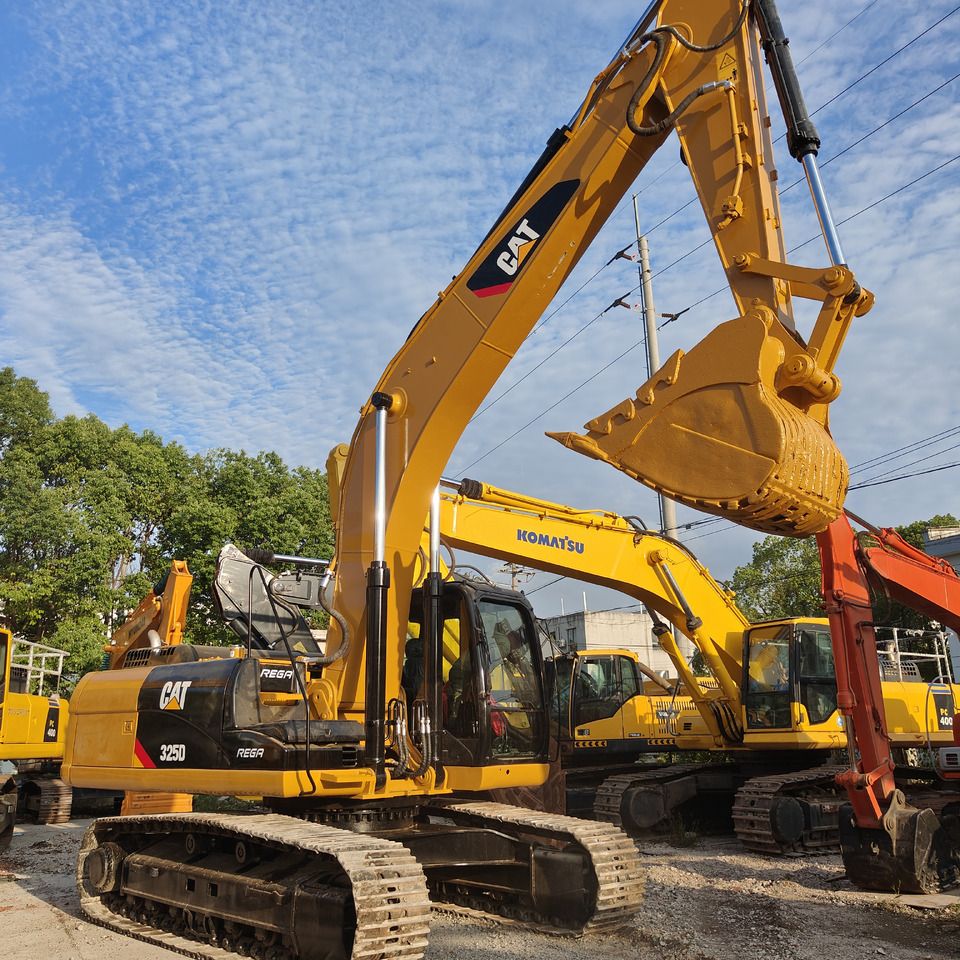 Caterpillar 325D crawler excavator, side view Caterpillar 325D crawler excavator, side view