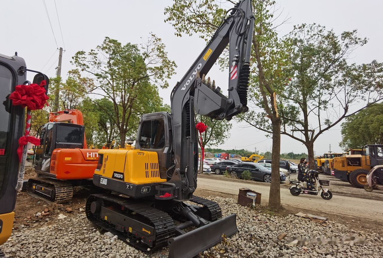 2022 Volvo EC60D mini excavator, front three-quarter view 2022 Volvo EC60D mini excavator, front three-quarter view