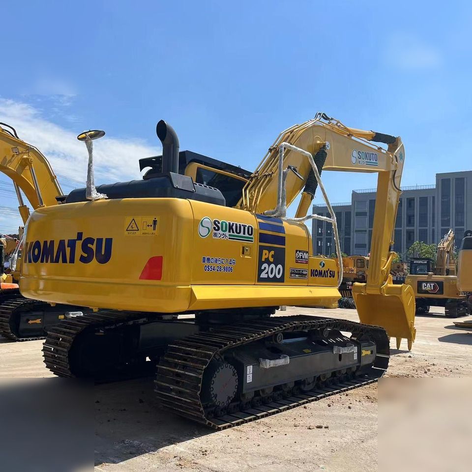 2022 Komatsu PC200-8 Raupenbagger, Ansicht von hinten dreiviertel 2022 Komatsu PC200-8 Raupenbagger, Ansicht von hinten dreiviertel