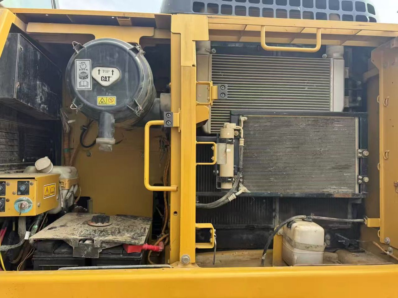Vista vano motore escavatore cingolato Caterpillar 320D2 del 2017 Vista vano motore escavatore cingolato Caterpillar 320D2 del 2017