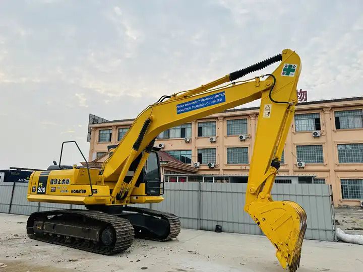 2019 Komatsu PC200-6 crawler excavator, side view 2019 Komatsu PC200-6 crawler excavator, side view