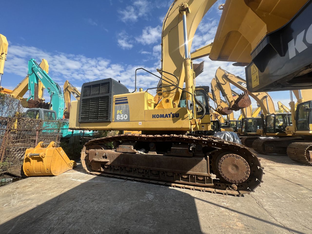 2013 Komatsu PC850-8E0 excavator side view 2013 Komatsu PC850-8E0 excavator side view