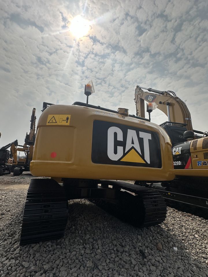 Pelle sur chenilles Caterpillar 320D2 2023 vue arrière Pelle sur chenilles Caterpillar 320D2 2023 vue arrière