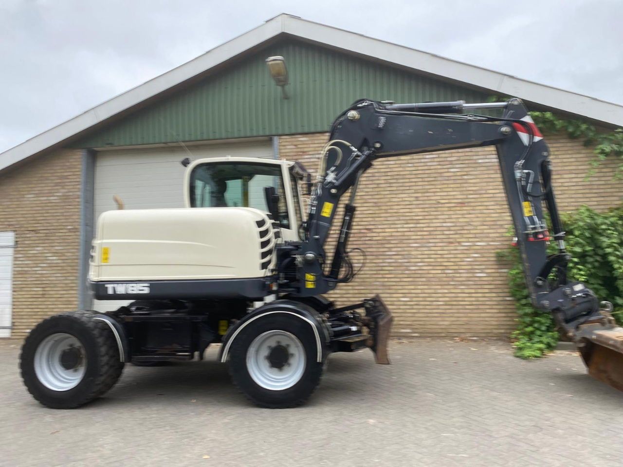 2015 Terex TW85 wheel excavator, side view