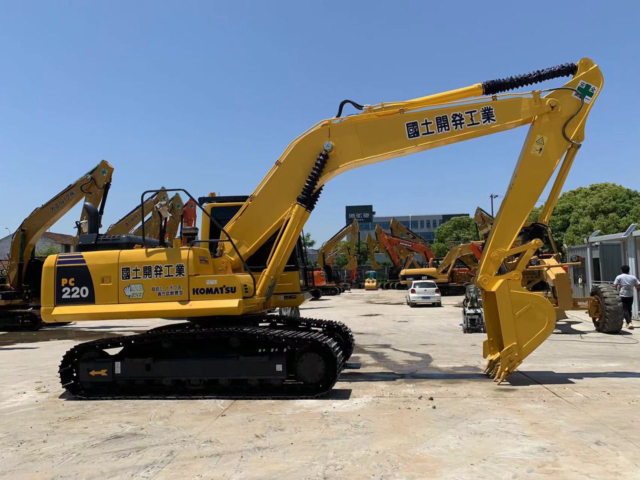 2021 Komatsu PC220 crawler excavator, side view 2021 Komatsu PC220 crawler excavator, side view