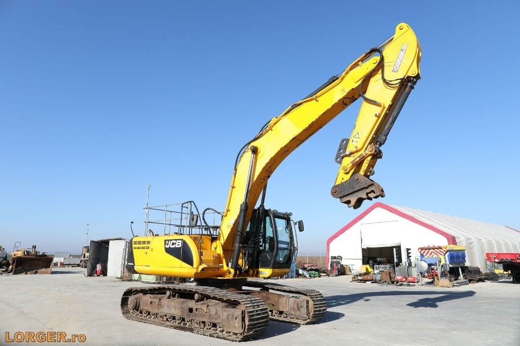 2014 JCB JS290LC crawler excavator, side profile view 2014 JCB JS290LC crawler excavator, side profile view