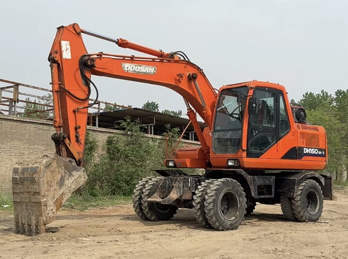 2016 Doosan DH150W-7 wheel excavator, side view 2016 Doosan DH150W-7 wheel excavator, side view