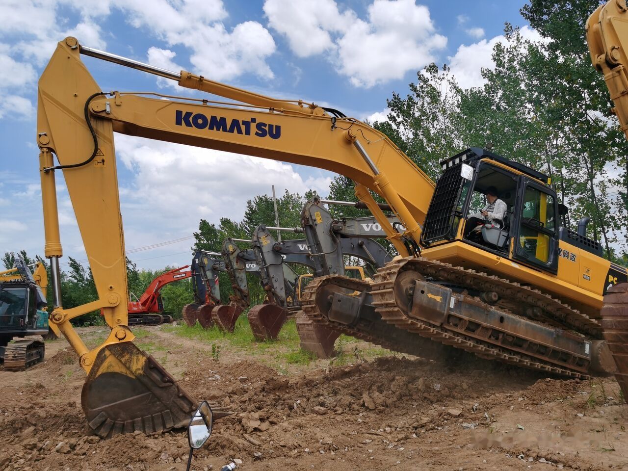 2016 Komatsu PC450-8 crawler excavator side view 2016 Komatsu PC450-8 crawler excavator side view