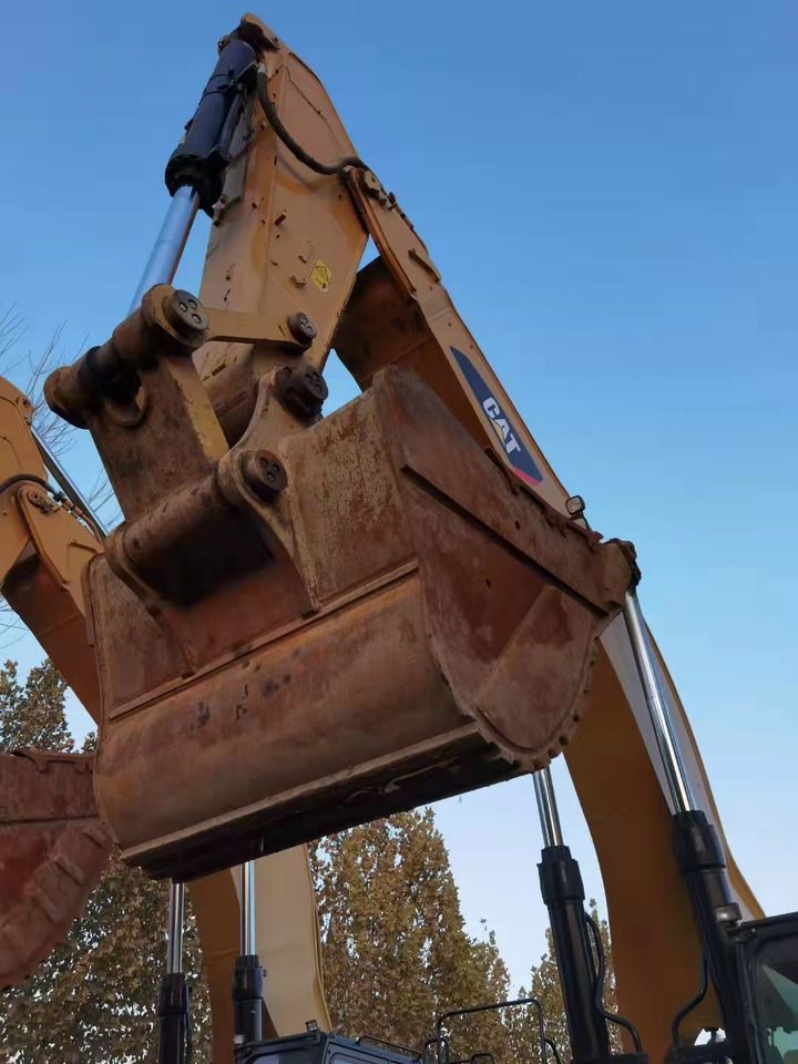 Caterpillar 390F crawler excavator bucket and boom detail Caterpillar 390F crawler excavator bucket and boom detail
