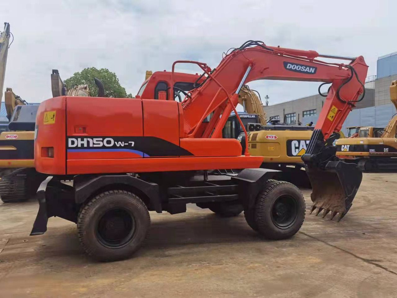 2015 Doosan DH150W-7 wheel excavator, side profile view