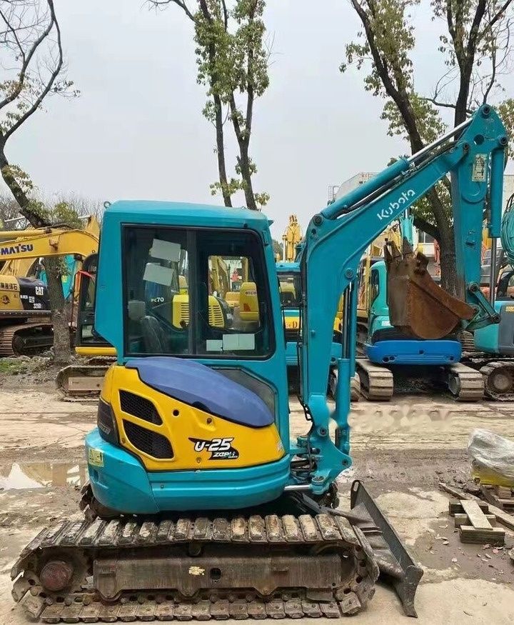 Kubota U-25 mini excavator, side view Kubota U-25 mini excavator, side view