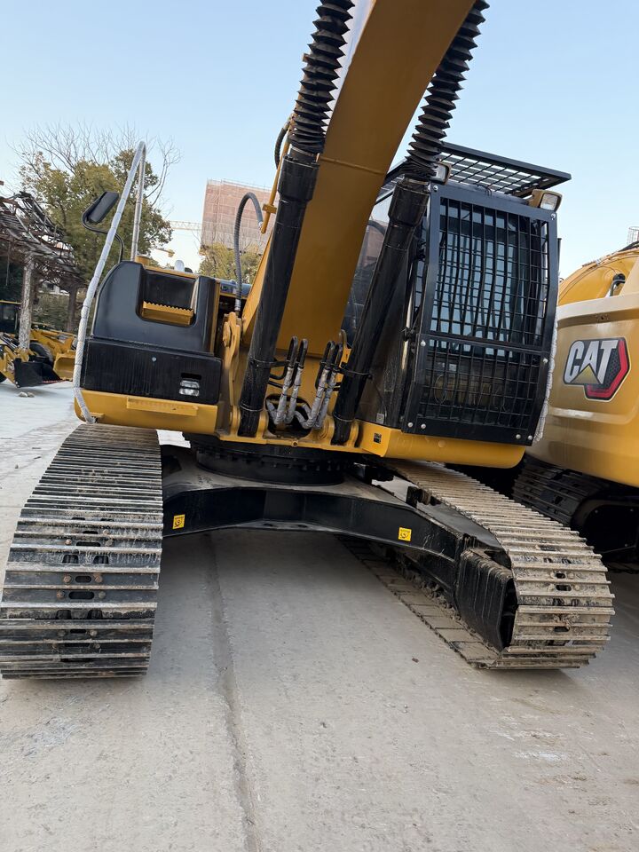 2025 Caterpillar 330D2L crawler excavator side view 2025 Caterpillar 330D2L crawler excavator side view