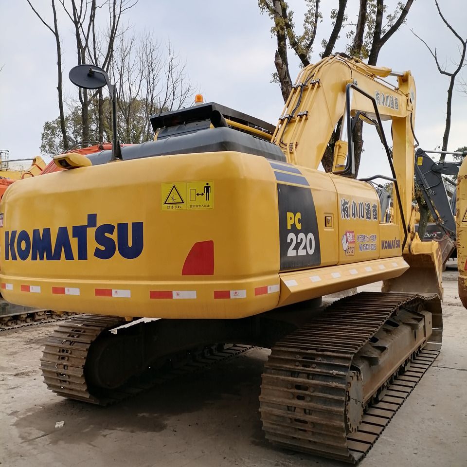 Escavatore cingolato Komatsu PC220-8 del 2020, vista posteriore tre quarti
