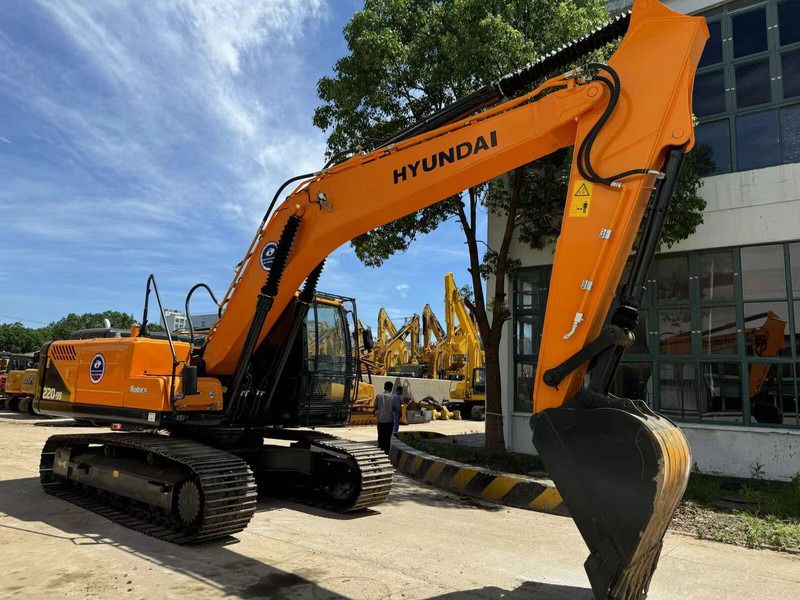 2023 Hyundai R220LC-9S crawler excavator side view 2023 Hyundai R220LC-9S crawler excavator side view