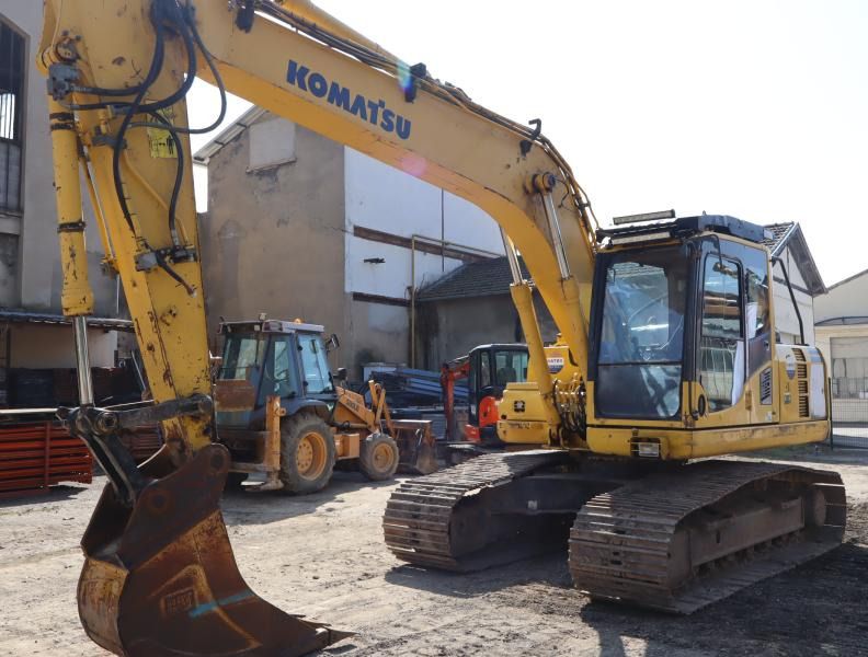 2011 Komatsu PC190-8 crawler excavator, front three-quarter view 2011 Komatsu PC190-8 crawler excavator, front three-quarter view